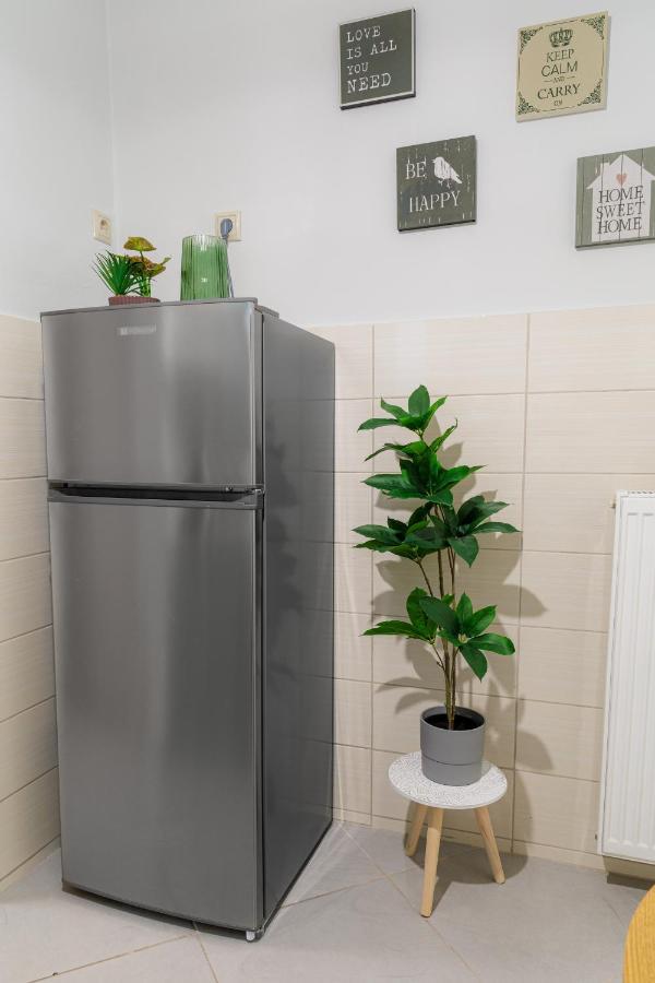 Sunny & Modern Apt For 3 Persons เอเธนส์ ภายนอก รูปภาพ