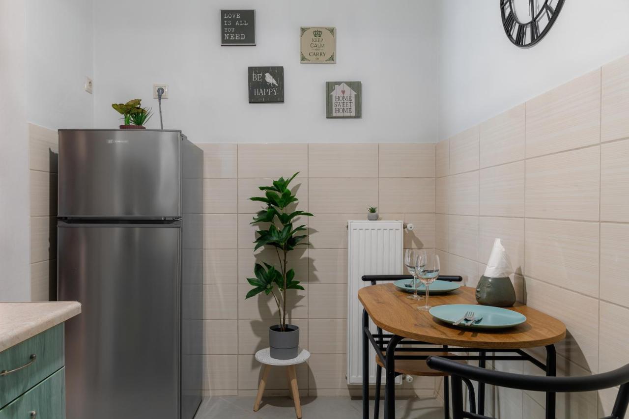 Sunny & Modern Apt For 3 Persons เอเธนส์ ภายนอก รูปภาพ