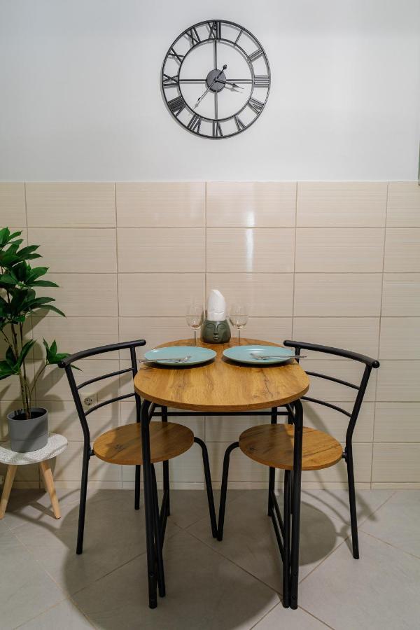 Sunny & Modern Apt For 3 Persons เอเธนส์ ภายนอก รูปภาพ