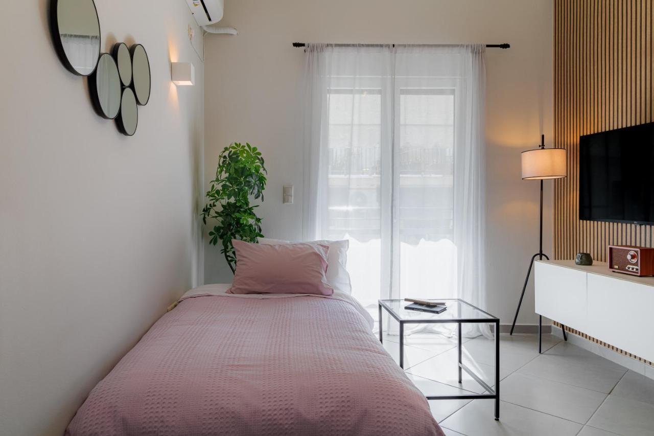 Sunny & Modern Apt For 3 Persons เอเธนส์ ภายนอก รูปภาพ